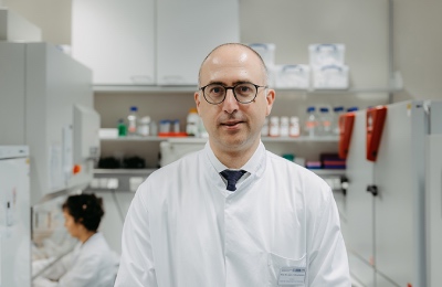 Professor Doktor Dimitrios Mougiakakos steht im Labor_Foto Jana Duennhaupt_Uni Magdeburg Professor Doktor Dimitrios Mougiakakos steht im Labor_Foto Jana Duennhaupt_Uni Magdeburg