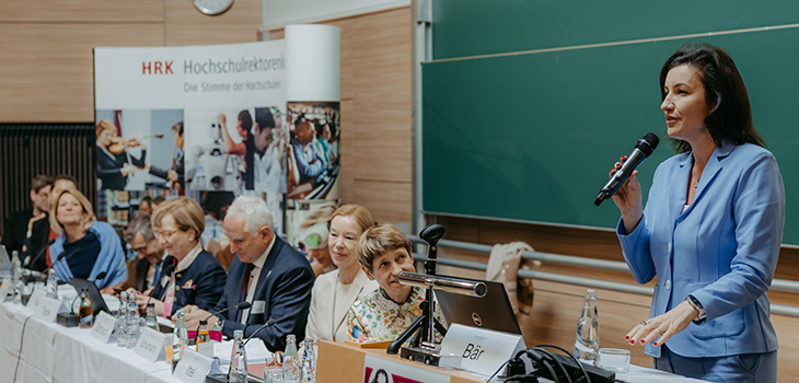 Federal Research Minister Dorothee Bär visits the HRK