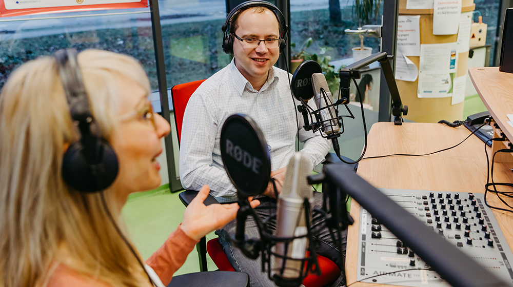 Jun.-Prof. Schmidt und Ina Götze bei den Aufnahmen zum Wissenschaftspodcast