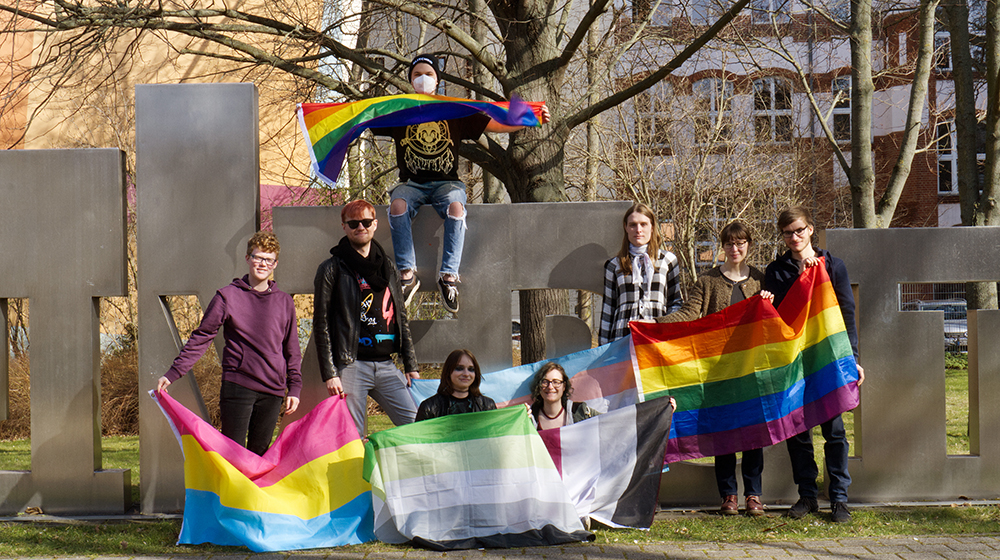 Das Team der studentischen Initiative OVGUpride vor der uniporta mit Regenbogenfahnen (c) privat Das Team der studentischen Initiative OVGUpride vor der uniporta mit Regenbogenfahnen (c) privat