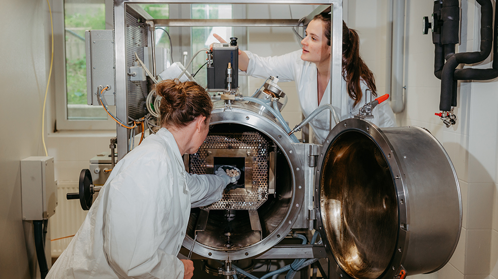 Die Verfahrenstechnikerinnen Dr. Nicole Vorhauer-Huget (li.) und Jun.-Prof. Dr.-Ing. Alba Dieguez Alonso bei Versuchsvorbereitungen  am Mikrowellenreaktor. (c) Jana Dünnhaupt Uni Magdeburg
