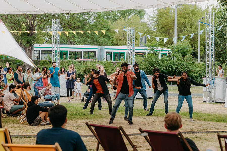 Tanz der indischen Studierendengruppe beim Sommerfest (c) Jana Dünnhaupt Uni Magdeburg
