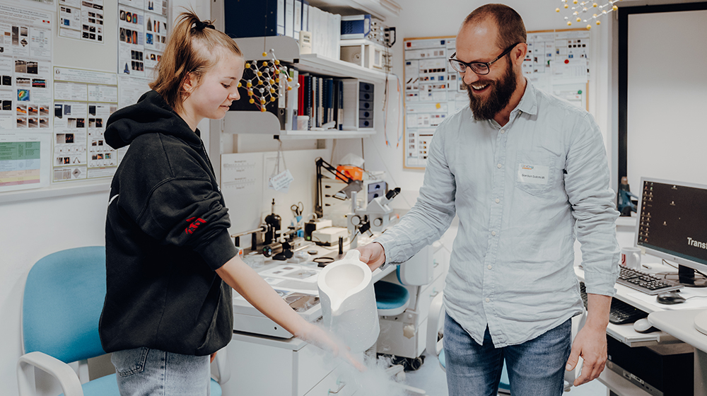 /unimagdeburg_media/Presse/Bilder/Pressemitteilungen/2024/Sch%C3%BClerin+bei+Experiment+am+Zukunftstag+2023+%28c%29+Jana+D%C3%BCnnhaupt+Uni+Magdeburg-height-560-width-1000.jpg