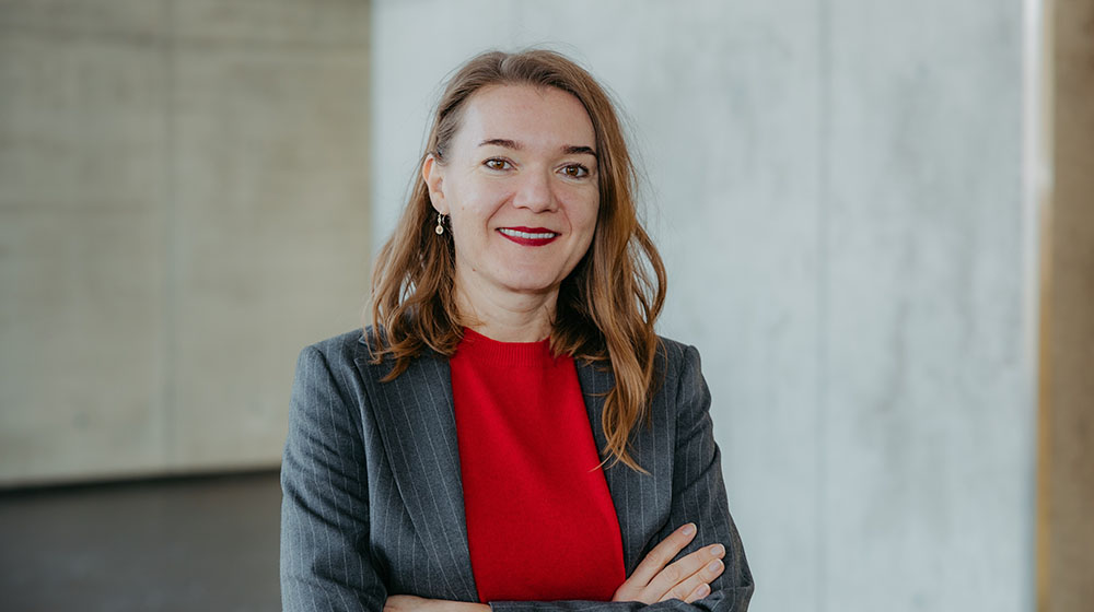 /unimagdeburg_media/Presse/Bilder/Pressemitteilungen/2025/Portrait+Justyna+Stypinska+%28c%29+Jana+Du%CC%88nnhaupt+Uni+Magdeburg-height-560-width-1000.jpg
