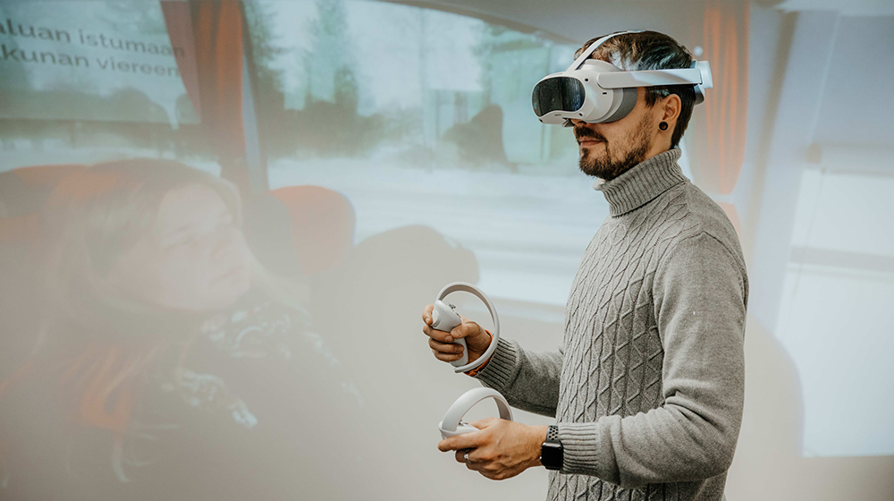 /unimagdeburg_media/Presse/Bilder/Pressemitteilungen/2025/Projektmitarbeiter+Hannes+Tegelbeckers+probiert+mit+einer+VR_Brille+den+entwickelten+Prototypen+aus_+Auf+der+Leinwand+im+Hintergrund+ist+zu+erkennen_+was+er+sieht+%28c%29+Hannah+Theile+Uni+Magdeburg-height-560-width-1000-p-116792.jpg