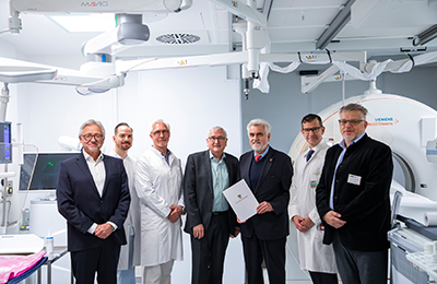 Wissenschaftsminister Prof. Dr. Willingmann (3. v. r.) und Finanzminister Richter (4. v. r.) überreichen Förderbescheide an die Universitätsmedizin Magdeburg (c) Sarah Kossmann /UMMD Wissenschaftsminister Prof. Dr. Willingmann (3. v. r.) und Finanzminister Richter (4. v. r.) überreichen Förderbescheide an die Universitätsmedizin Magdeburg (c) Sarah Kossmann /UMMD