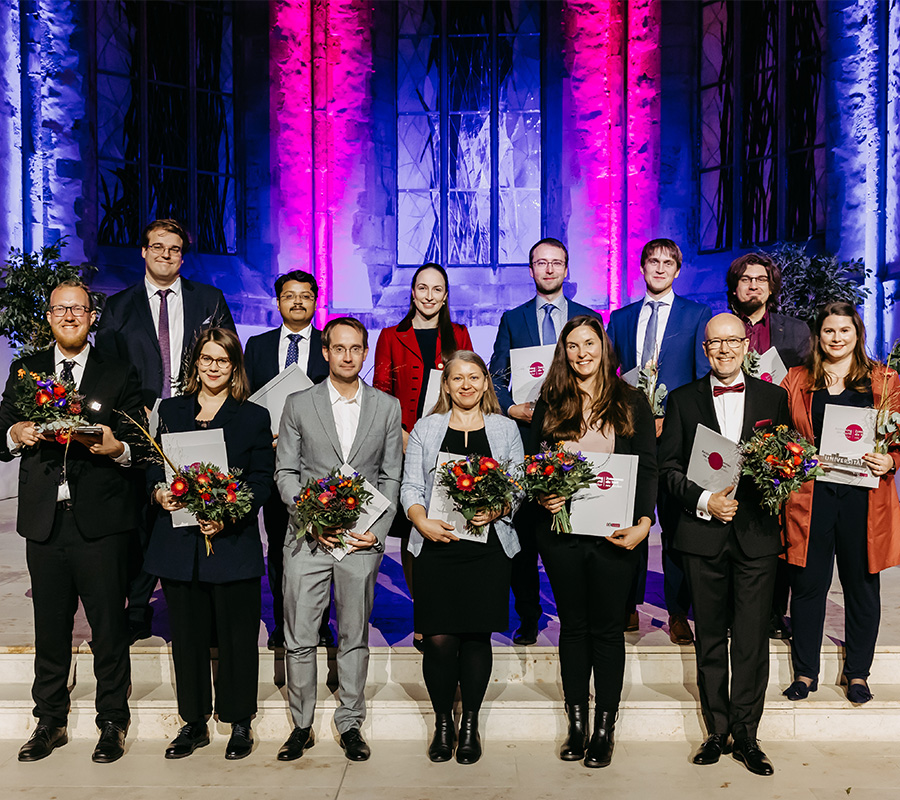 Wissenschaftlerinnen und Wissenschaftler der Uni Magdeburg stehn mit Bumen und Auszeichungen auf einer Treppe. (c) Foto: Jana Dünnhaupt Wissenschaftlerinnen und Wissenschaftler der Uni Magdeburg stehn mit Bumen und Auszeichungen auf einer Treppe. (c) Foto: Jana Dünnhaupt